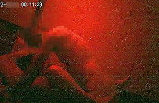 XXX वह मेज पर लेट जाती है और आदमी के हाथों के सेक्सी पिक्चर मूवी हिंदी स्पर्श का आनंद लेती है